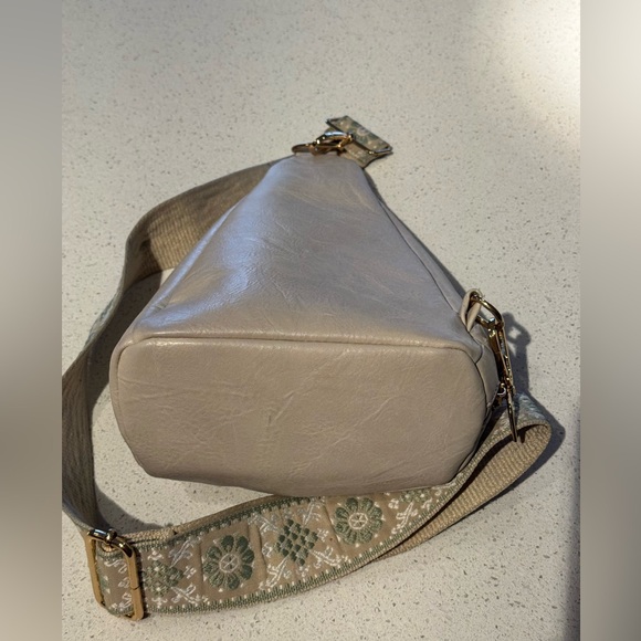 Elegant Cream Sling Bag - Picture 3 of 6